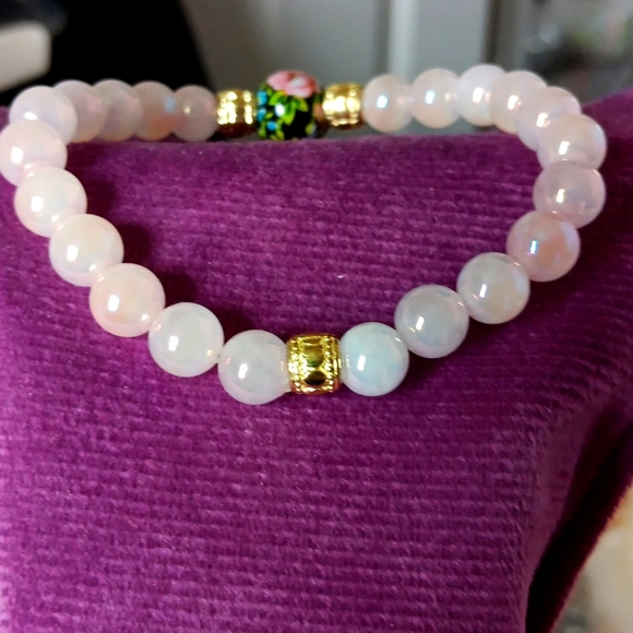 Elegant Rose Quartz Beaded Bracelet with Japanese Floral Accent - Picture 3 of 5